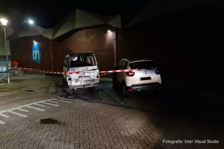 Twee voertuigen in brand in Den Helder