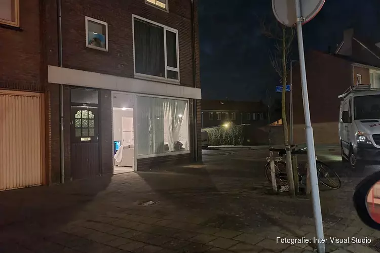 Stenen door voorruit van woning in Den Helder