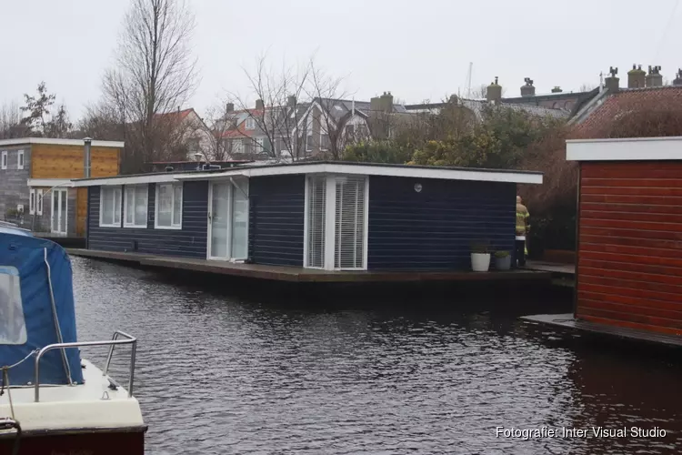 Wateroverlast op woonboot in Den Helder