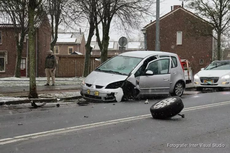 Wiel afgebroken bij botsing in Den Helder