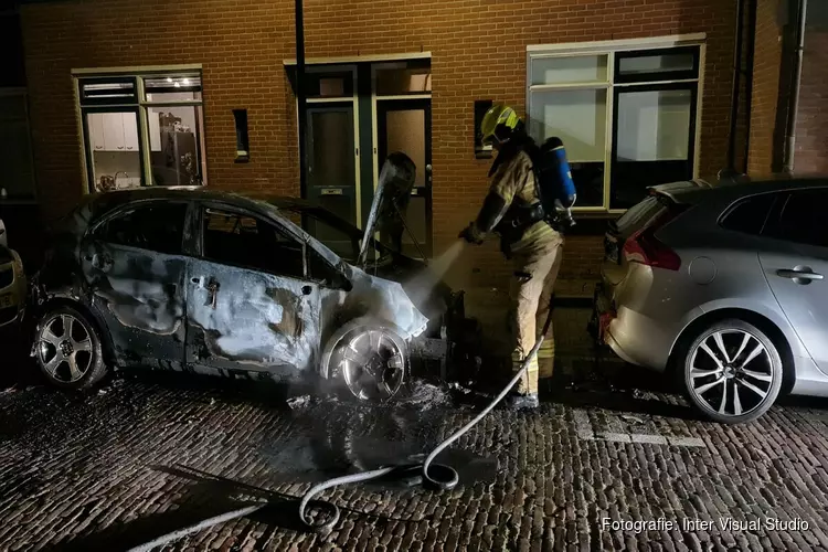 Opnieuw auto door brand verwoest in 1e Vroonstraat