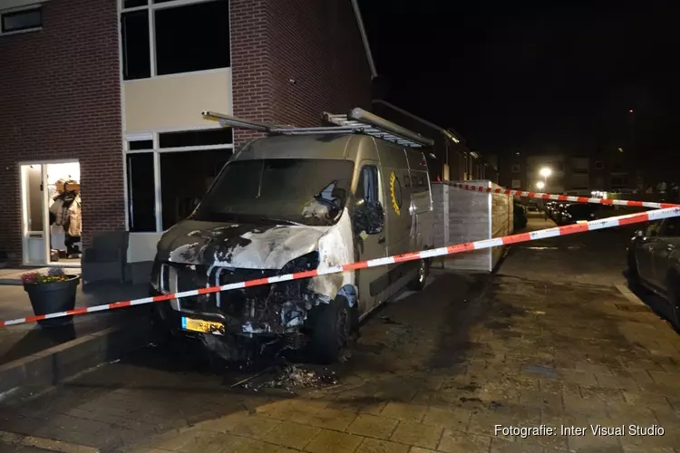 Bestelbus door brandstichting verwoest in Den Helder