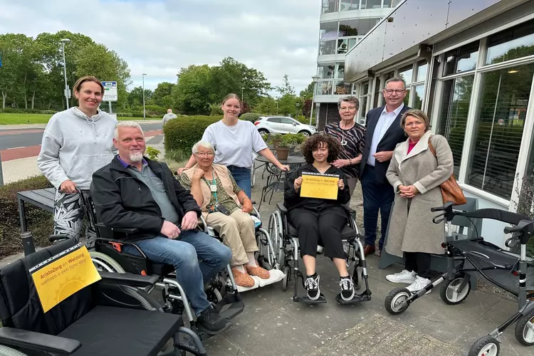 Vijf nieuwe rolstoelen voor bewoners Ten Anker