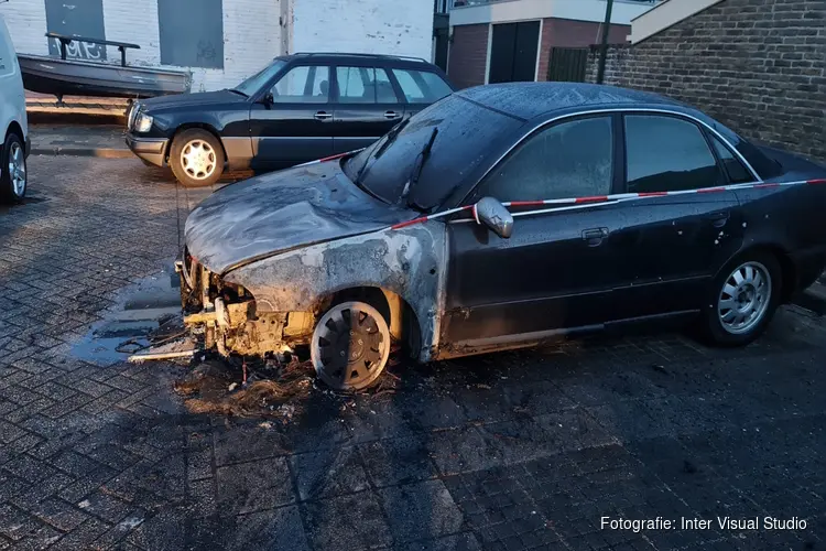 Brand verwoest auto in Nieuwstraat