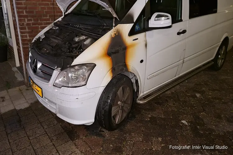 Wederom autobrand in Nieuwstraat, en beginnende schuurbrand