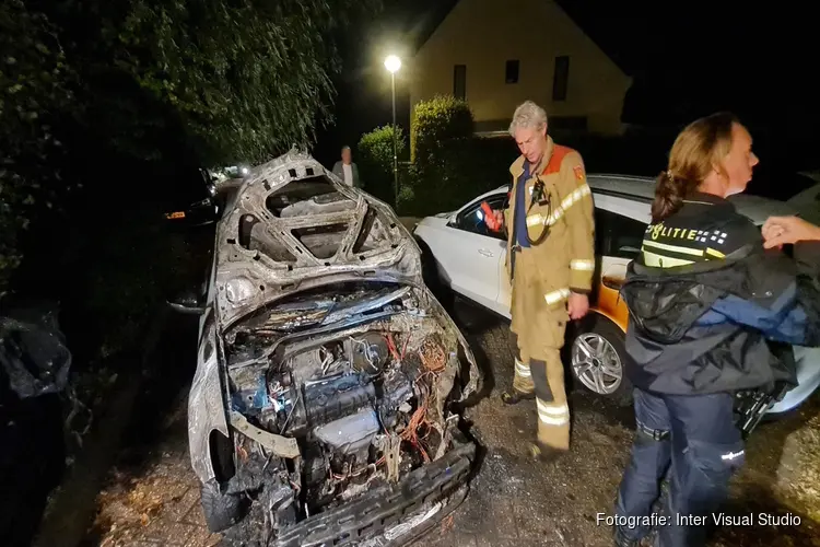 Brandstichting in straat in Den Helder: twee auto`s in brand