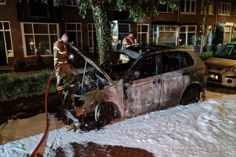 Wederom autobrand in Den Helder, twee voertuigen beschadigd in Krugerstraat