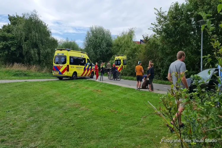 Man met scootmobiel te water in Julianadorp, jongens in bootje schieten te hulp