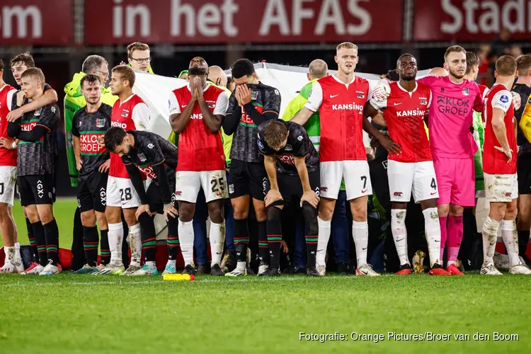 AZ - NEC vlak voor tijd gestaakt na medisch incident Bas Dost