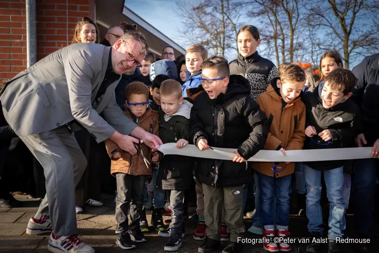 Wethouder Pieter Kos opent nieuw en groen schoolplein Schoter Tuijn
