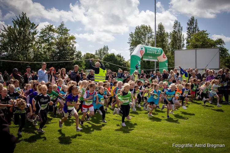 Ruim 1000 Helderse scholieren rennen tijdens de scholierenveldloop