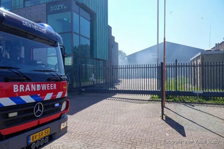 Veel rook bij containerbrand op bedrijventerrein in Den Helder