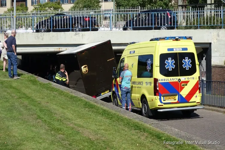 Pakketbezorger vast onder viaduct in Den Helder