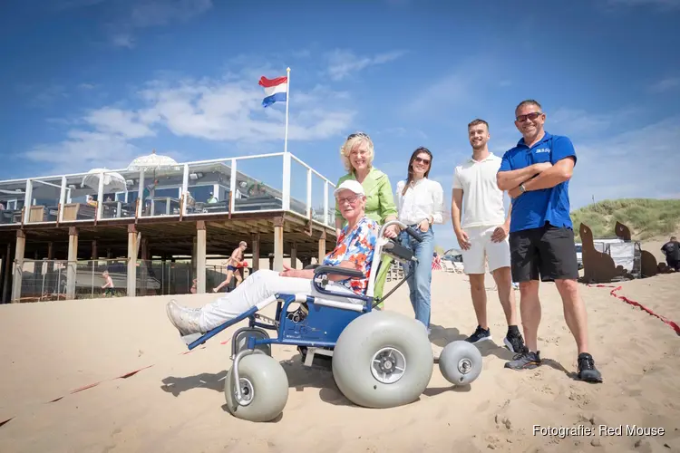 Eerste elektrische strandrolstoel in Den Helder