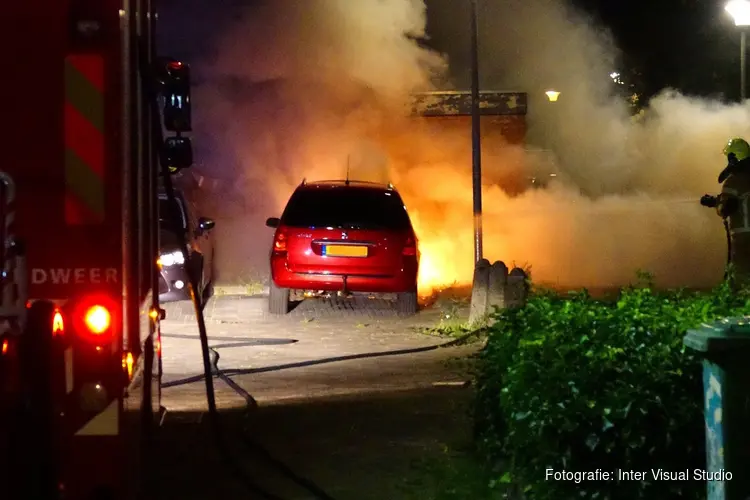 Autobrand aan 2e Emmadwarsstraat in Den Helder