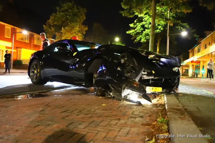 Peperdure Ferrari total loss na ongeval in Den Helder