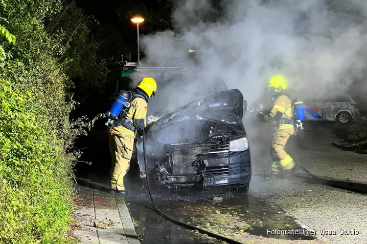 Auto door brand verwoest op Anemonenstraat, politie gaat uit van brandstichting