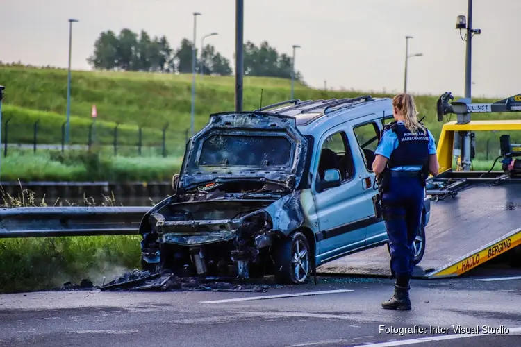 Auto vliegt tijdens rijden in brand in Den Helder