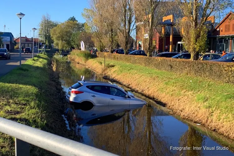 Auto te water langs Schoolweg in Julianadorp