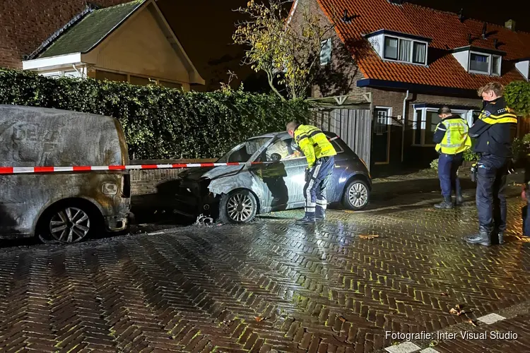 Twee voertuigen door brand verwoest aan Narcisstraat