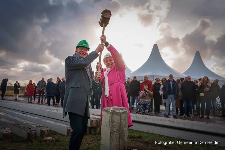 Wethouder Petra Bais slaat eerste paal fase 5 Oost Willem Alexanderhof