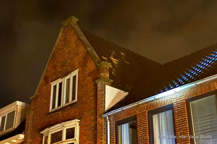 Dakpannen waaien los op Sluisdijkstraat in Den Helder