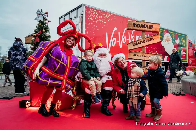 Groot feest in Den Helder centrum met de Vomar Kersttruck vol gratis kerstpakketten en sneeuw