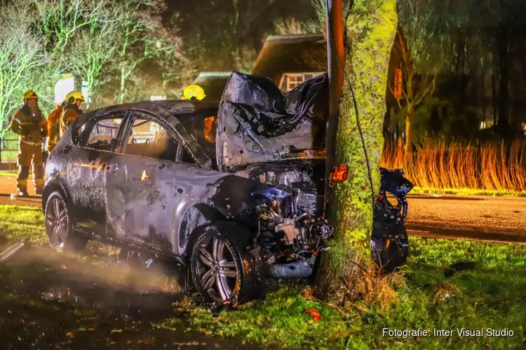 Auto vliegt in brand bij ongeluk in Julianadorp