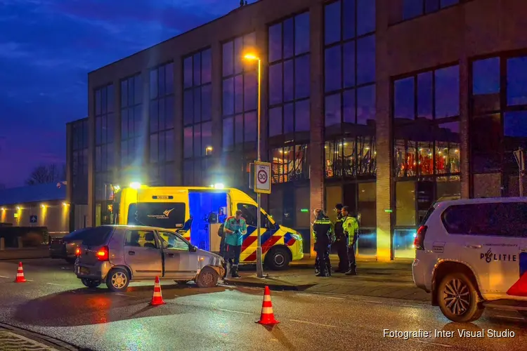 Auto tegen lantaarnpaal gereden in Den Helder