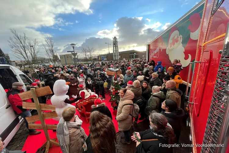 Groot feest in Den Helder centrum bij de Vomar Kersttruck met gratis kerstpakketten en sneeuw