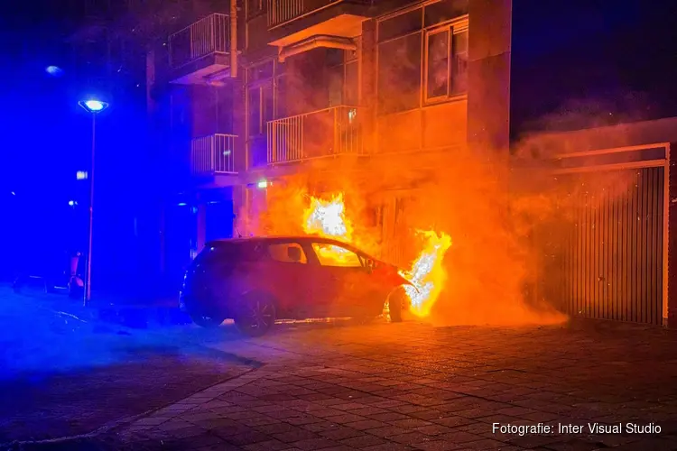 Auto door brand verwoest in Grebbestraat