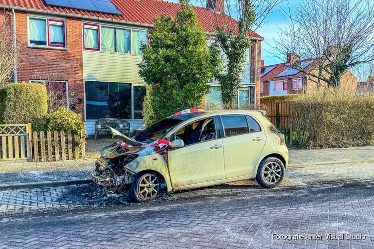 Auto door brand verwoest op Schoenerstraat