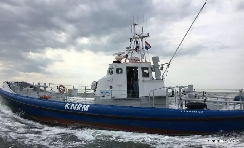 Visser slaat overboord en dobbert ruim uur lang op Noordzee