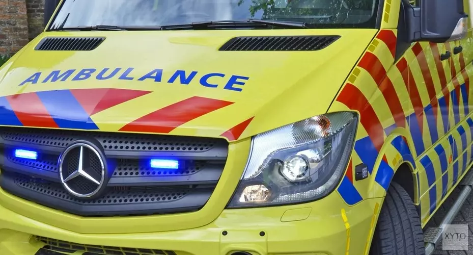 Auto rijdt sloot in: bestuurder naar ziekenhuis