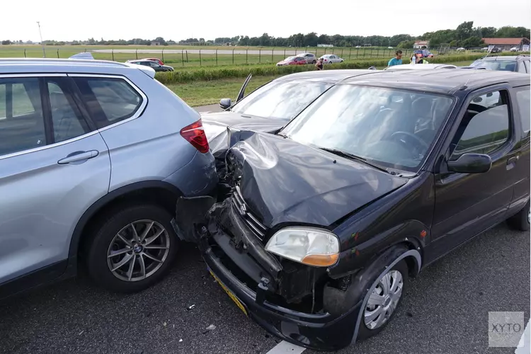 N250 afgesloten na ongeluk met 4 auto&#39;s