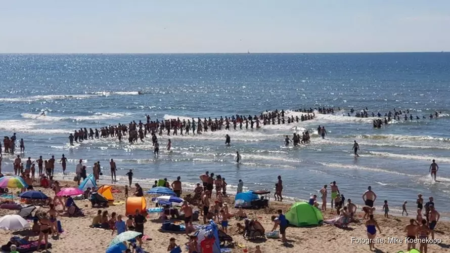 Bijzonder: Tientallen badgasten helpen bij zoektocht Duits jongetje (5) op strand Julianadorp