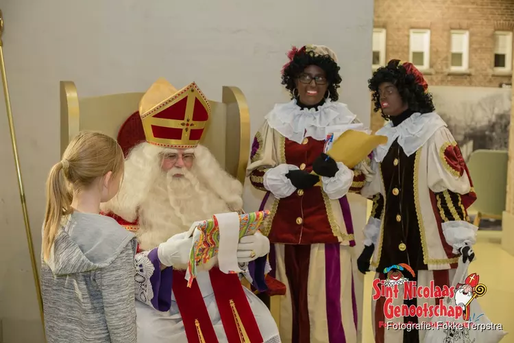 Sinterklaas en voorleespiet in de bieb