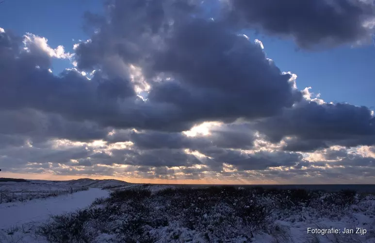 De winteravond valt in het duin