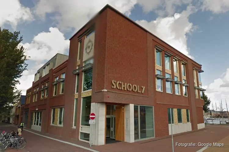 Prins Edwin de eerste heeft namens CV de Krabbetukkers vrijdagmiddag Bibliotheek School 7 gehuldigd.